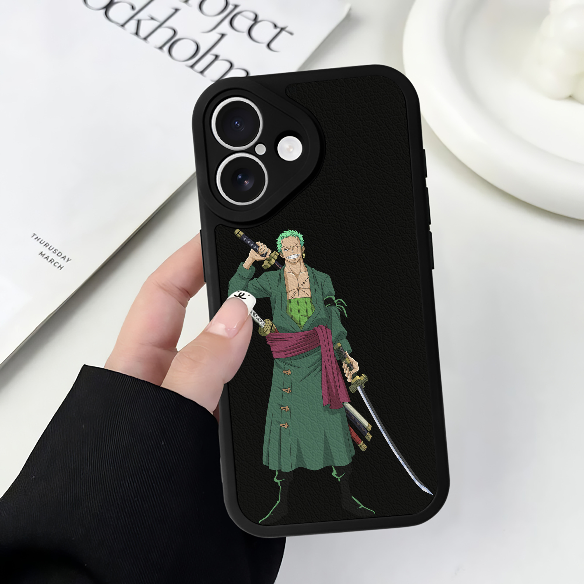 （画像用） ワンピース ロロノア・ゾロ ONE PIECE Roronoa Zoro 【iPhone 16シリーズ対応】シリコンスマホケース（レザー調） 材質：シリコン